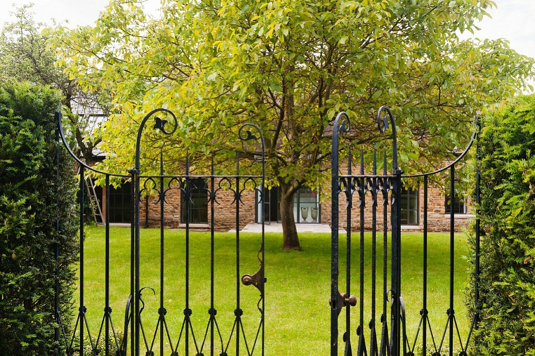 Different Types of Gates to Suit Your Fencing Needs